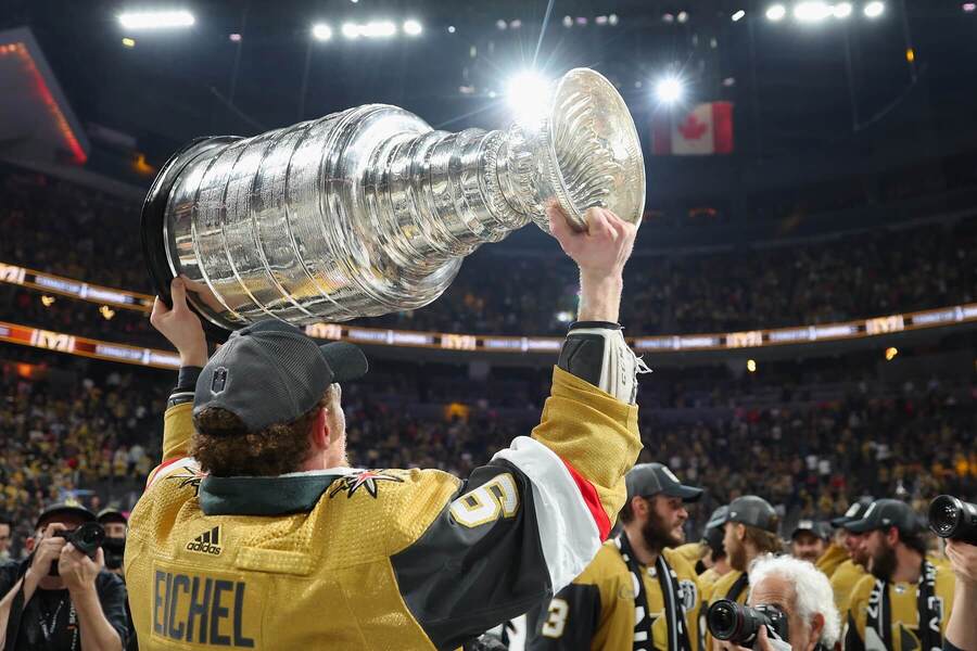 Jack Eichel (Vegas Golden Knights) so Stanley Cupom