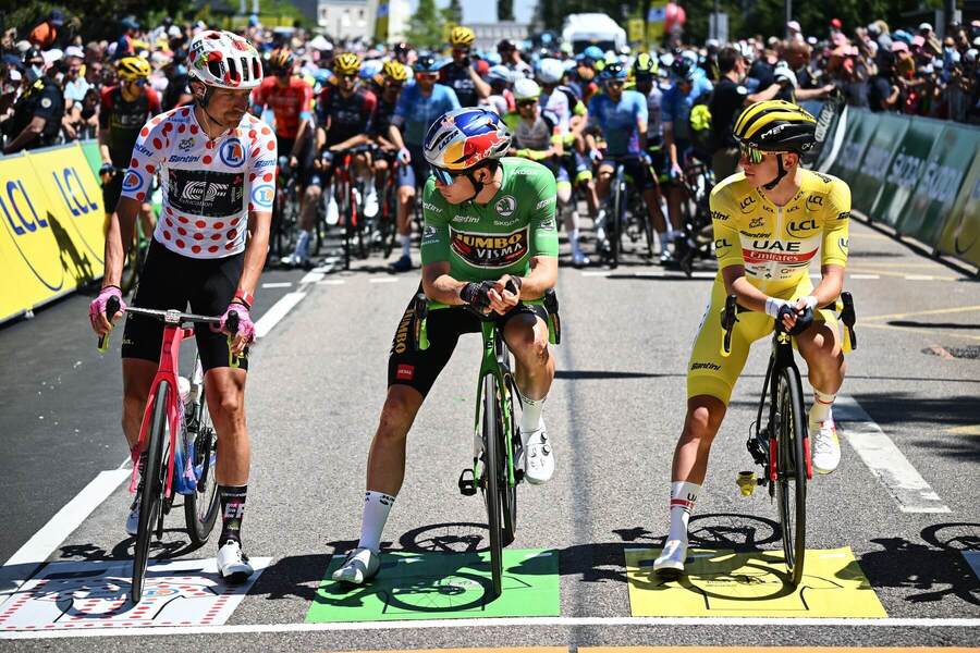 Z ľava Magnus Cort Nielsen (EF Education-EasyPost), Wout Van Aert (Team Jumbo-Visma), Tadej Pogacar (UAE Team Emirates) na Tour de France 2022