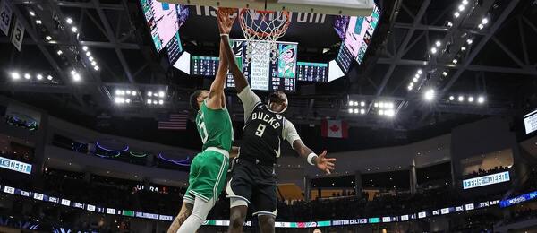 Jayson Tatum (Boston, v zelenom) a Bobby Portis (Milwaukee, v tmavom)