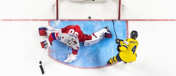 Český brankár Michael Hrabal inkasuje gól od Švéda Axela Sandin-Pellikku v zápase o bronz na MS do 20 rokov 2025