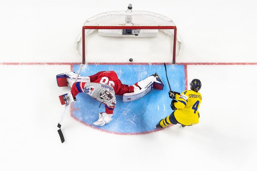 Český brankár Michael Hrabal inkasuje gól od&nbsp;Švéda Axela Sandin-Pellikku v&nbsp;zápase o&nbsp;bronz na&nbsp;MS do&nbsp;20 rokov 2025