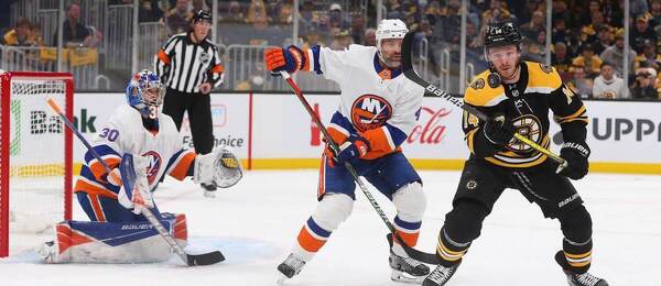 New York Islanders vs. Boston Bruins, hráči bojujú o puk