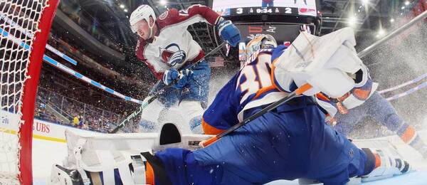 Zákrok Ilyu Sorokina proti útočníkovi Colorada Ryanovi Johansenovi