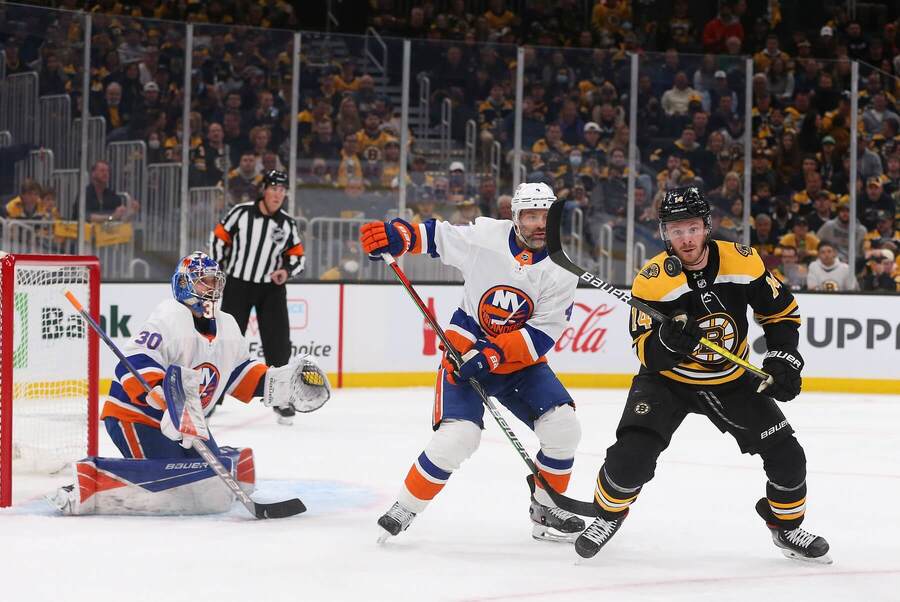 New York Islanders vs. Boston Bruins, hráči bojujú o puk