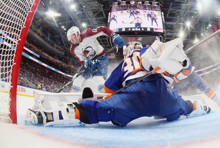Zákrok Ilyu Sorokina proti útočníkovi Colorada Ryanovi Johansenovi