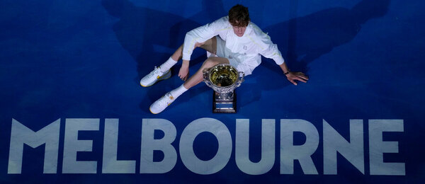 Jannik Sinner s trofejou za víťazstvo na Australian Open 2025