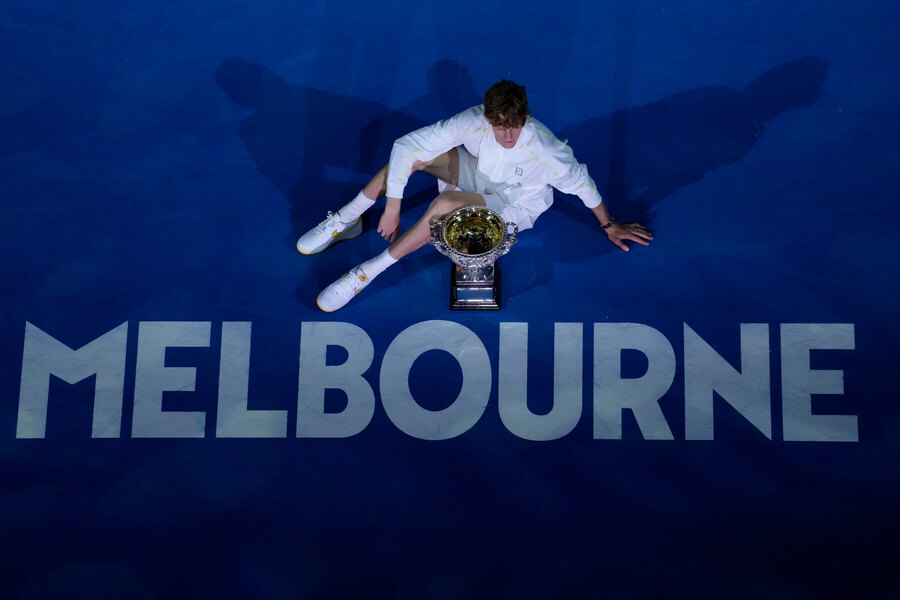 Jannik Sinner s&nbsp;trofejou za&nbsp;víťazstvo na&nbsp;Australian Open 2025