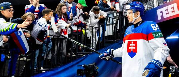 Slovenský obranca Patrik Koch pri nástupe na ľad