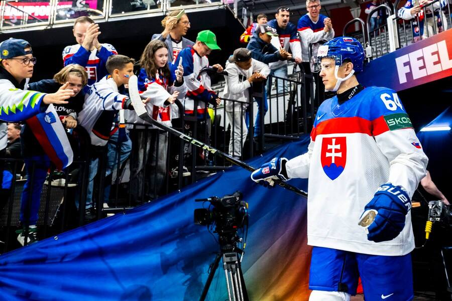 Slovenský obranca Patrik Koch pri nástupe na ľad