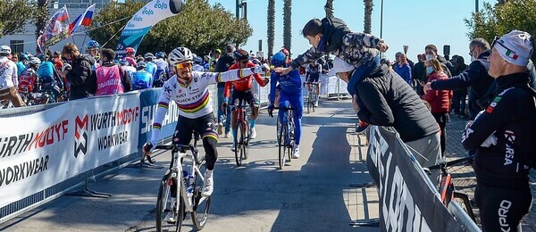 Julian Alaphilippe zdraví fanúšikov počas Tirreno Adriatico 2022 - Zdroj Profimedia