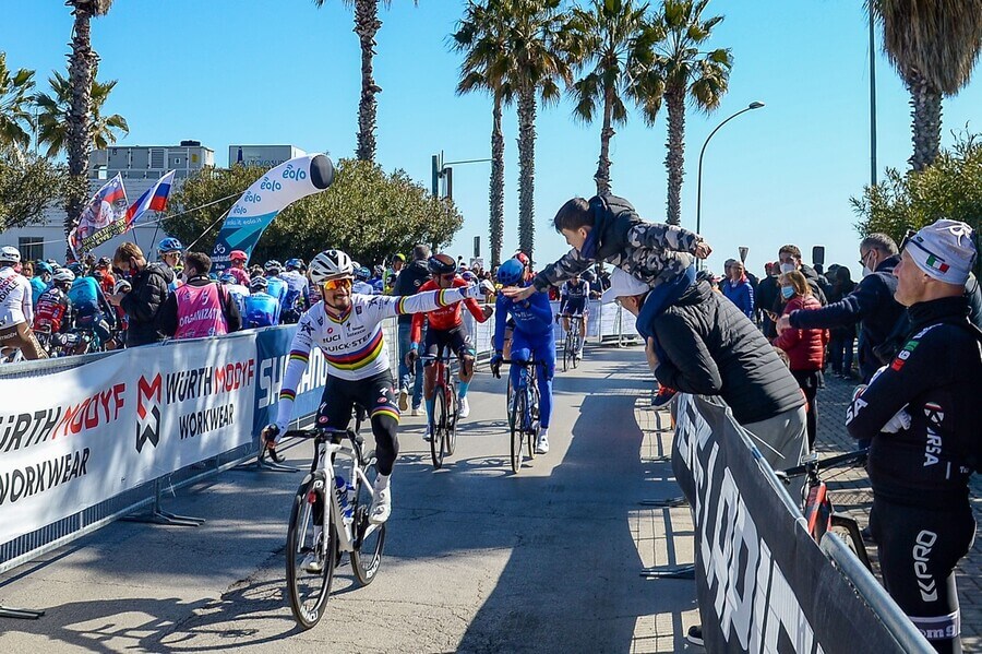 Julian Alaphilippe zdraví fanúšikov počas Tirreno Adriatico 2022 - Zdroj Profimedia