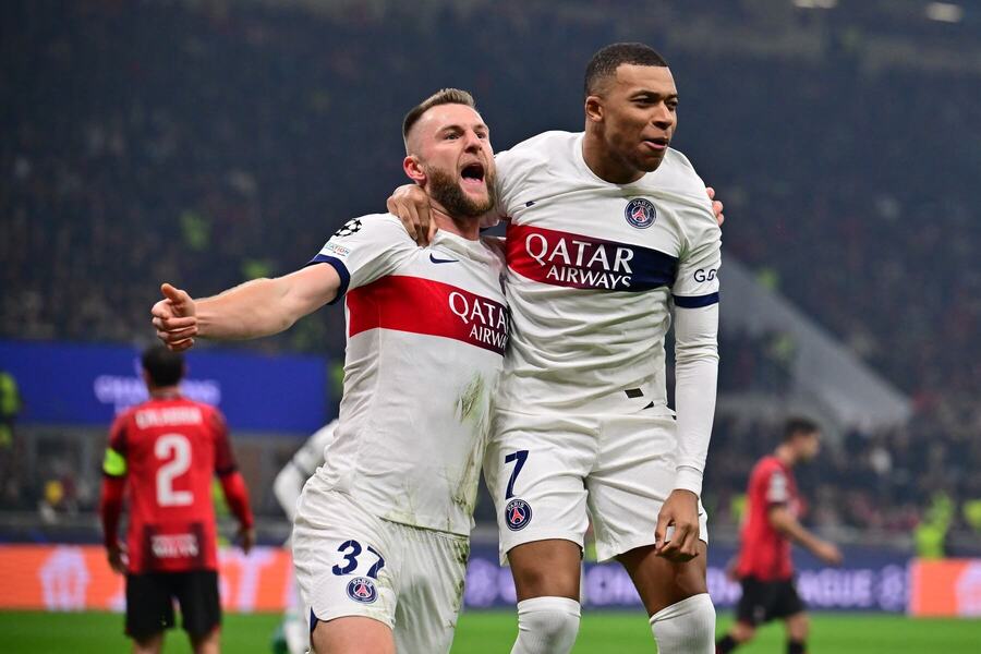 Milan Škriniar a Kylian Mbappé oslavujú gól do siete AC Miláno