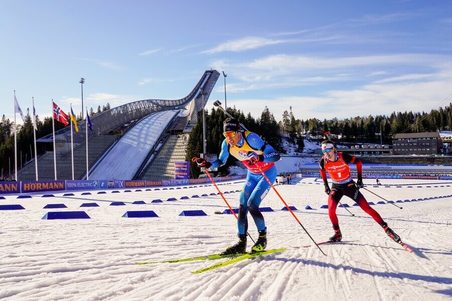 Quentin Fillon Maillet v popredí, za ním Sturla Holm Laegreid, SP Oslo-Holmekollen 2022 - Zdroj Terje Bendiksby/NTB scanpix via AP, Profimedia