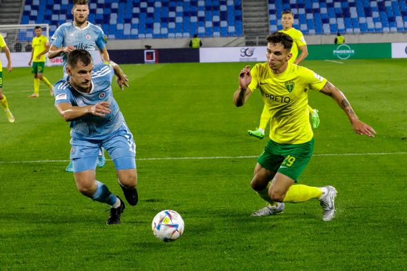 Na snímke zľava Richard Križan (ŠK Slovan Bratislava) a Dávid Ďuriš (MŠK Žilina) v zápase 6. kola Fortuna ligy ŠK Slovan Bratislava - MŠK Žilina 21. augusta 2022 v Bratislave. - Zdroj Profimedia