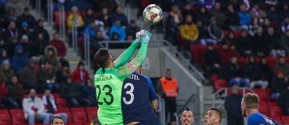 Slovenská reprezentácia, Martin Dúbravka a Martin Škrtel vo výskoku - Zdroj photo-oxser, Shutterstock.com