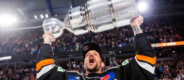 Michal Chovan (Košice) s trofejou za víťazstvo v extraligovom play-off