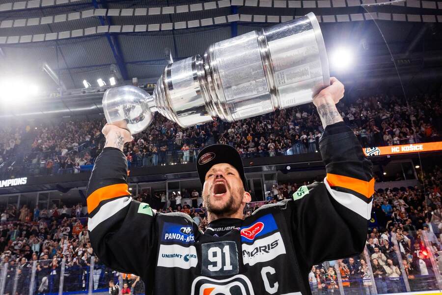Michal Chovan (Košice) s&nbsp;trofejou za&nbsp;víťazstvo v&nbsp;extraligovom play-off