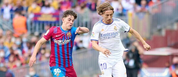 Súboj generácií - Gavi (Barcelona) vs. Luka Modrić (Real Madrid) - Zdroj Profimedia