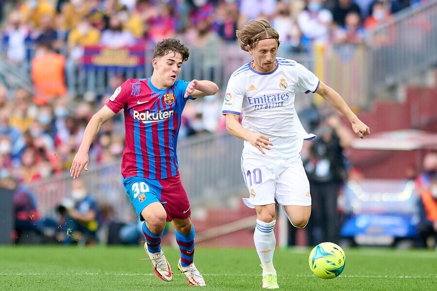 Súboj generácií - Gavi (Barcelona) vs. Luka Modrić (Real Madrid) - Zdroj Profimedia