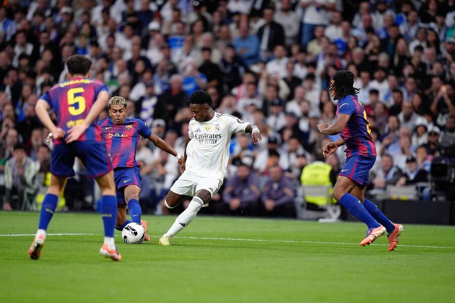 Vinícius Junior sa snaží presadiť medzi hráčmi Barcelony