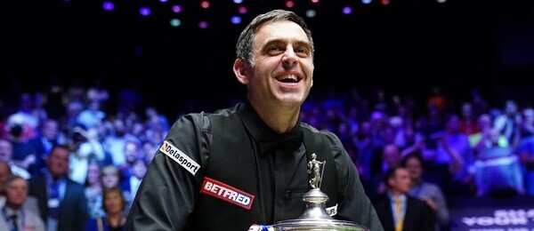 Ronnie O'Sullivan s trofejou za víťazstvo na MS 2022 - Zdroj Profimedia