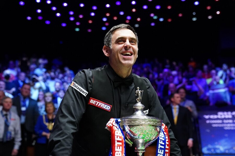 Ronnie O'Sullivan s trofejou za víťazstvo na MS 2022 - Zdroj Profimedia