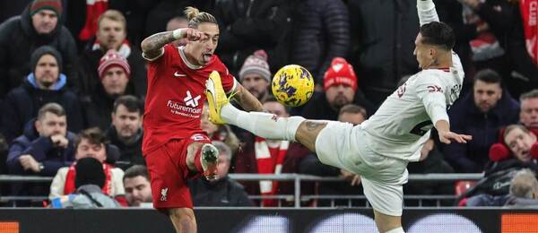 Antony (ManU, v bielom) a Kostas Tsimikas (Liverpool, v červenom) v súboji o loptu