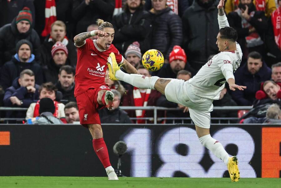 Antony (ManU, v bielom) a Kostas Tsimikas (Liverpool, v červenom) v súboji o loptu