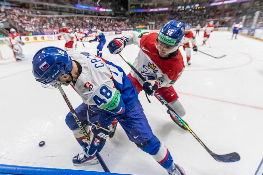 Viliam Čacho v súboji o puk v zápase Slovensko - Česko na MS 2023