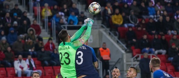 Slovenská reprezentácia, Martin Dúbravka a Martin Škrtel vo výskoku - Zdroj photo-oxser, Shutterstock.com