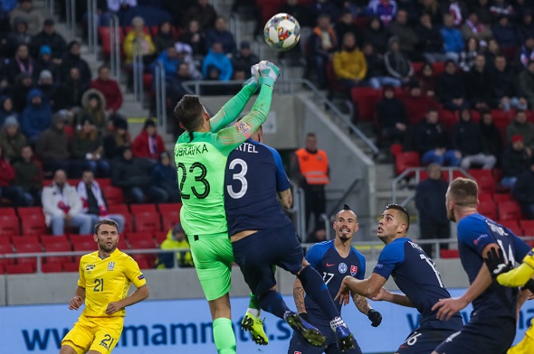 Slovenská reprezentácia, Martin Dúbravka a Martin Škrtel vo výskoku - Zdroj photo-oxser, Shutterstock.com