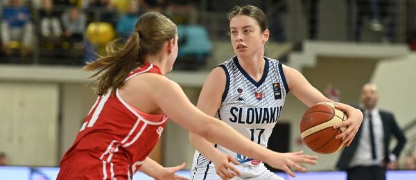 Alexandra Buknová a hráčka Švajčiarska Lin Schwarzová, basketbal - Zdroj Profimedia
