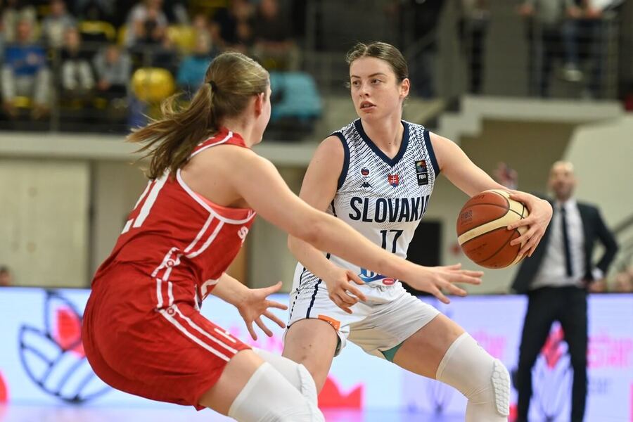 Alexandra Buknová a hráčka Švajčiarska Lin Schwarzová, basketbal - Zdroj Profimedia