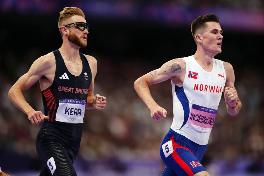 Bežci Josh Kerr z Veľkej Británie (vľavo) a Jakob Ingebrigtsen z Nórska