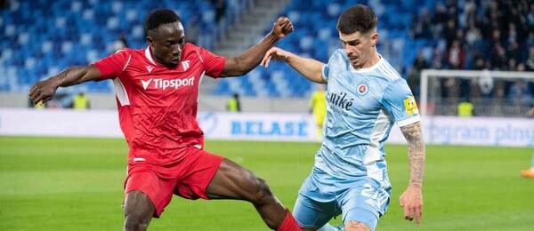 Vpravo Matúš Vojtko (Slovan) a vľavo Philip Azango (Trenčín) - Zdroj Profimedia