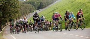 Cyklistika, jazdci stúpajú na vrchol - Zdroj narai chal, Shutterstock.com