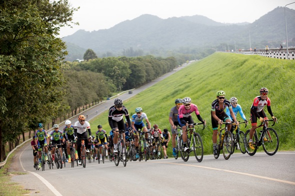 Cyklistika, jazdci stúpajú na vrchol - Zdroj narai chal, Shutterstock.com