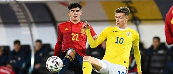 Hugo Novoa (v červenom) a Octavian Popescu (v žltom), zápas Španielsko U21 vs. Rumunsko U21 - Zdroj Profimedia
