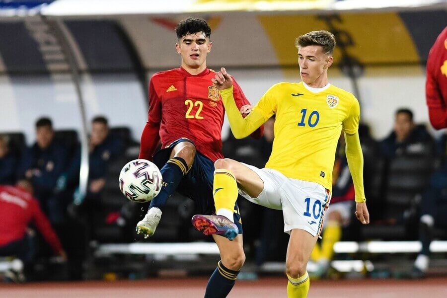 Hugo Novoa (v červenom) a Octavian Popescu (v žltom), zápas Španielsko U21 vs. Rumunsko U21 - Zdroj Profimedia