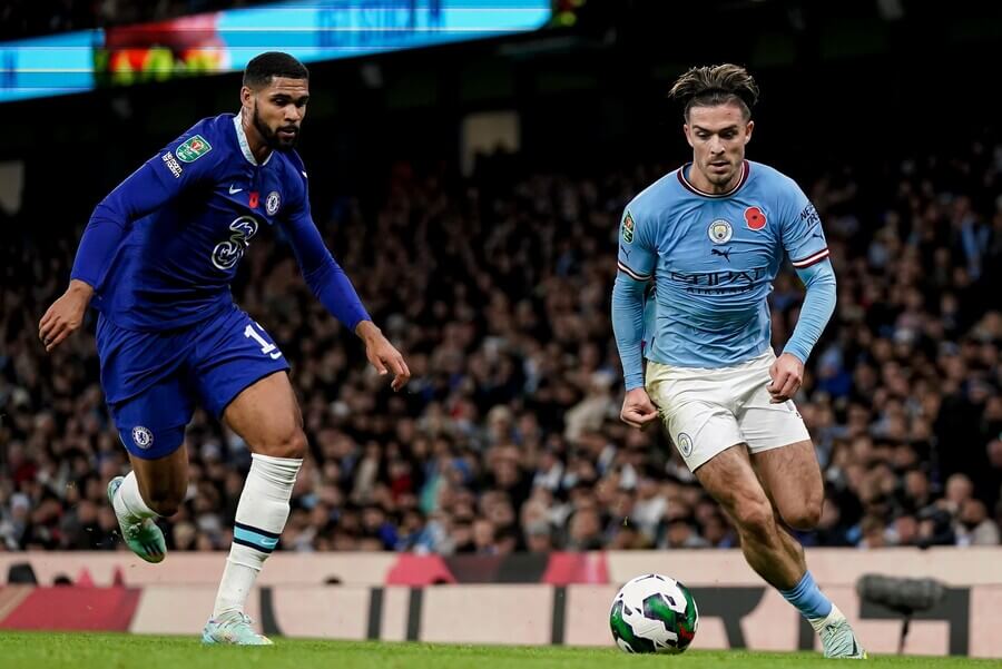 Jack Grealish (ManCity) nasadzuje okolo Rubena Loftus-Cheeka (Chelsea) - Zdroj Profimedia