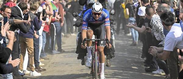 Mathieu van der Poel na ceste za víťazstvom na Roubaix v roku 2023