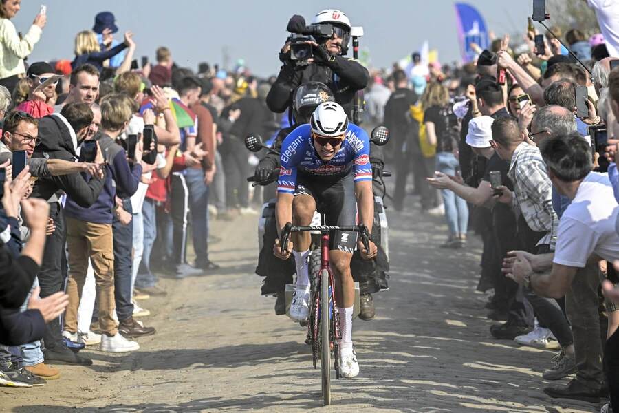 Mathieu van der Poel na ceste za víťazstvom na Roubaix v roku 2023