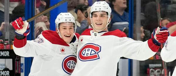 Juraj Slafkovský oslavuje gól s Ivanom Demidovom.