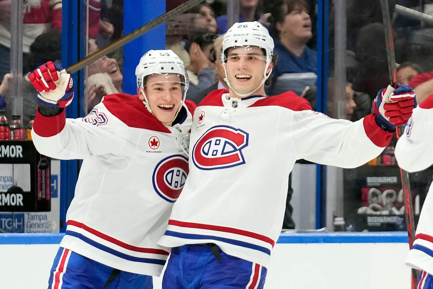 Juraj Slafkovský oslavuje gól s&nbsp;Ivanom Demidovom.