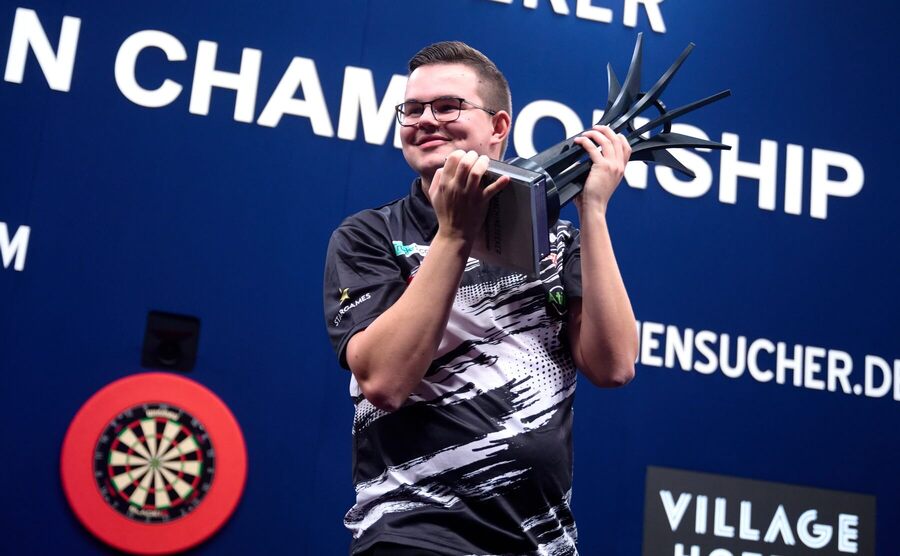 Holanďan Gian van Veen s&nbsp;trofejou pre&nbsp;majstra Európy v&nbsp;šípkach