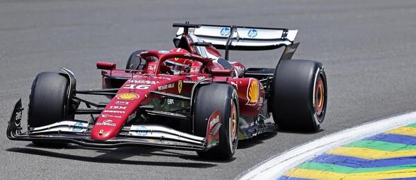 Ferrari Charlesa Leclerca na okruhu v Sao Paule v roku 2025