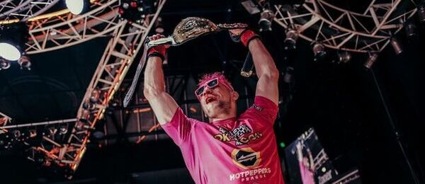 David Kozma s opaskom šampióna welterovej váhy Oktagon MMA.
