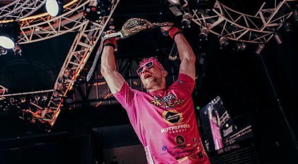David Kozma s opaskom šampióna welterovej váhy Oktagon MMA.