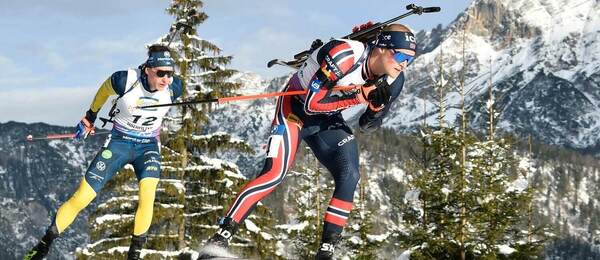 Endre Stroemsheim (v popredí) vyhral celkové hodnotenie IBU Cupu v sezóne 2022/2023