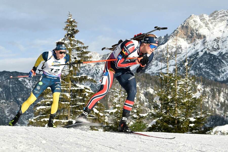 Endre Stroemsheim (v popredí) vyhral celkové hodnotenie IBU Cupu v sezóne 2022/2023